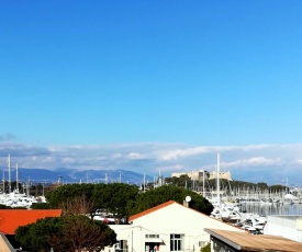 2P dans le vieil Antibes avec balcon sur la marina
