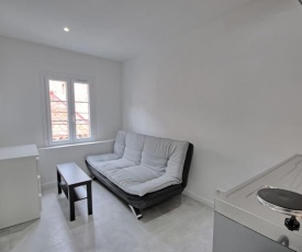 301-Studio au calme entierement renove