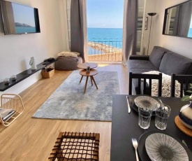 Amazing renovated flat sea front old town Antibes
