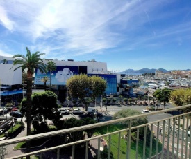 HomePlace IN FRONT OF PALAIS CONGRES