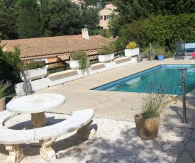 Appartement de 2 chambres a Saint Raphael avec magnifique vue sur la montagne piscine partagee jardin clos