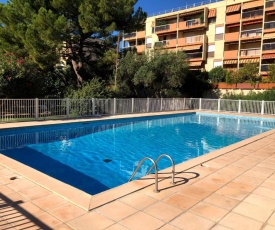 Bel appartement avec piscine et tennis en centre ville