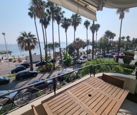 Large apartment situated directly on the famous Boulevard de la Croisette