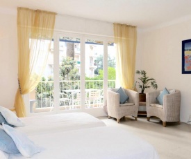 Large comfortable studio apt for 2 with spacious balcony, walking distance to Croisette and beach 1977