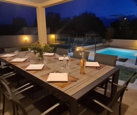 Belle villa familiale piscine clim, wifi, 9 pers