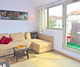 Lovely modern top floor apartment in Central Cannes just a short walk from the beaches and the Palais 1519