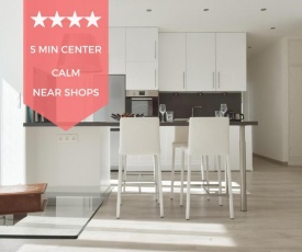 NEW Designer's apartment 15-minute walk to the Palais & beaches!