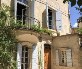 Zen Arena - Maison dans le coeur d'Arles avec cour