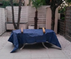 SANARY SUR MER GRAND STUDIO AVEC JARDINET