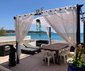 Villa front de mer, accès plage, pieds dans l'eau.