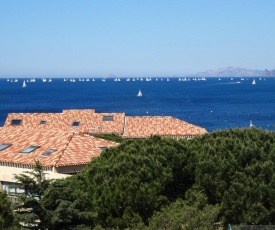 Studio a Six Fours les Plages avec magnifique vue sur la mer et piscine partagee a 50 m de la plage