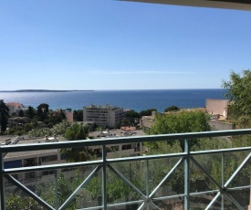 Studio, vue sur la mer.