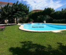 Sous le mûrier